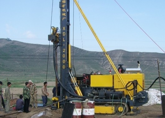 Xyl-2B εγκατάσταση γεώτρησης διατρήσεων πυρήνων που τοποθετείται στην αντιολισθητική αλυσίδα που εξοπλίζεται με τη μηχανή diesel 30KW 350m το βάθος